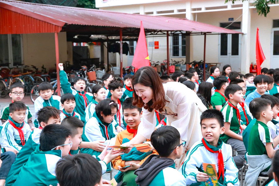 Hiệu trưởng Trường Tiểu học và THCS Quang Trung Nguyễn Thị Thùy Trang cam kết sẽ thường xuyên giữ mối liên hệ chặt chẽ với cử tri, lắng nghe tâm tư, nguyện vọng của người dân. Ảnh: NVCC ung-vien-dbqh-nguyen-thi-thuy-trang-2.jpg