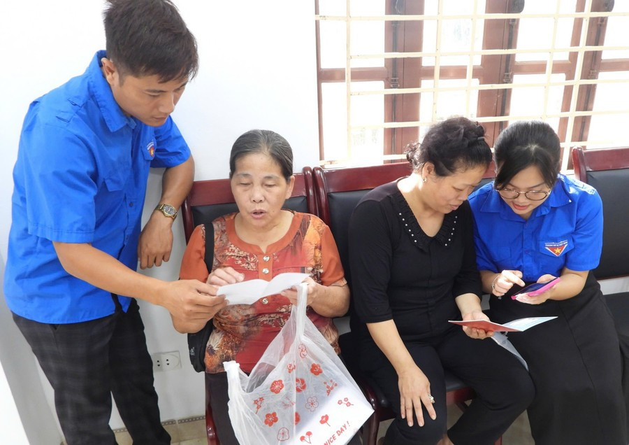Thanh niên hỗ trợ người dân tại Trung tâm phục vụ hành chính công phường Phố Hiến. thanh-nien-ho-tro-nguoi-dan-phuong-pho-hien.jpg