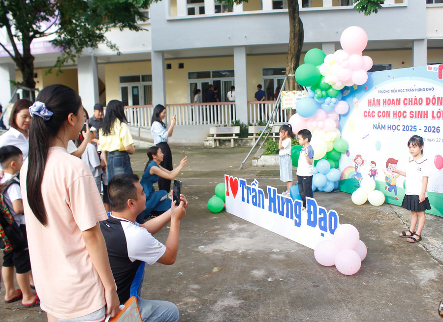 Phụ huynh chụp ảnh kỉ niệm ngày đầu tiên đến trường cho các em. 2.jpg