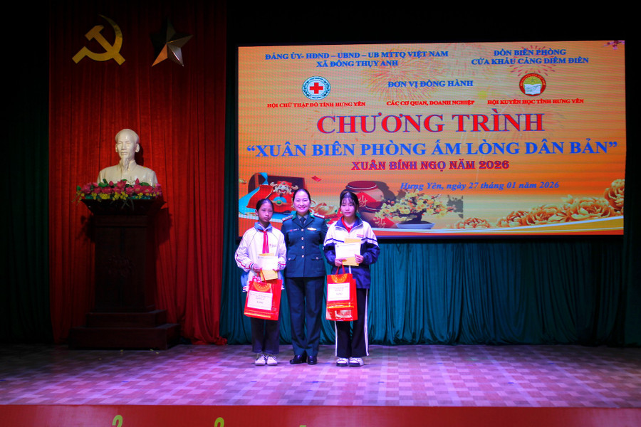 Thượng tá Nguyễn Thị Chi, Chủ tịch Hội Phụ nữ Ban Chỉ huy BĐBP tỉnh Hưng Yên trao quà cho con nuôi Biên phòng. mg-0119.jpg