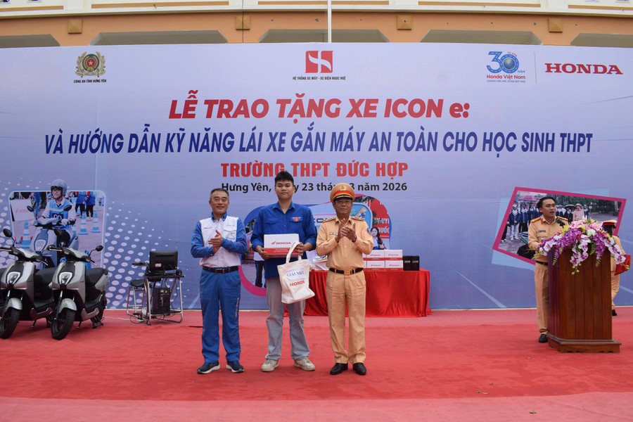 Thiếu tướng Nguyễn Văn Mừng - Phó Cục trưởng Cục CSGT (Bộ 88MM88 kèo WC hôm nay) và ông Lê Trần Việt - Giám đốc Trung tâm 2MM88.com trò chơi điện tử an toàn, Công ty Honda Việt Nam trao thưởng cho MM886 slot game, bắn cá, lô đề, đá gà đạt 1 giải nhất. 2-7335.jpg