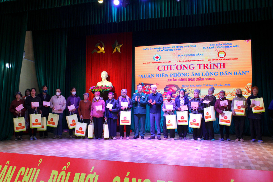 Đại tá Vũ Kim Tấn, Chính ủy Ban Chỉ huy BĐBP tỉnh Hưng Yên tặng quà Tết cho hộ gia đình chính sách, hộ có hoàn cảnh khó khăn. mg-0088.jpg