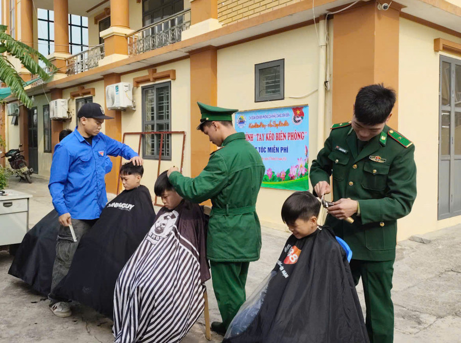 Các “tay kéo biên phòng” cắt tóc miễn phí. z7473143768462-38dcd07e8191449cd8b0348b692fee3b.jpg