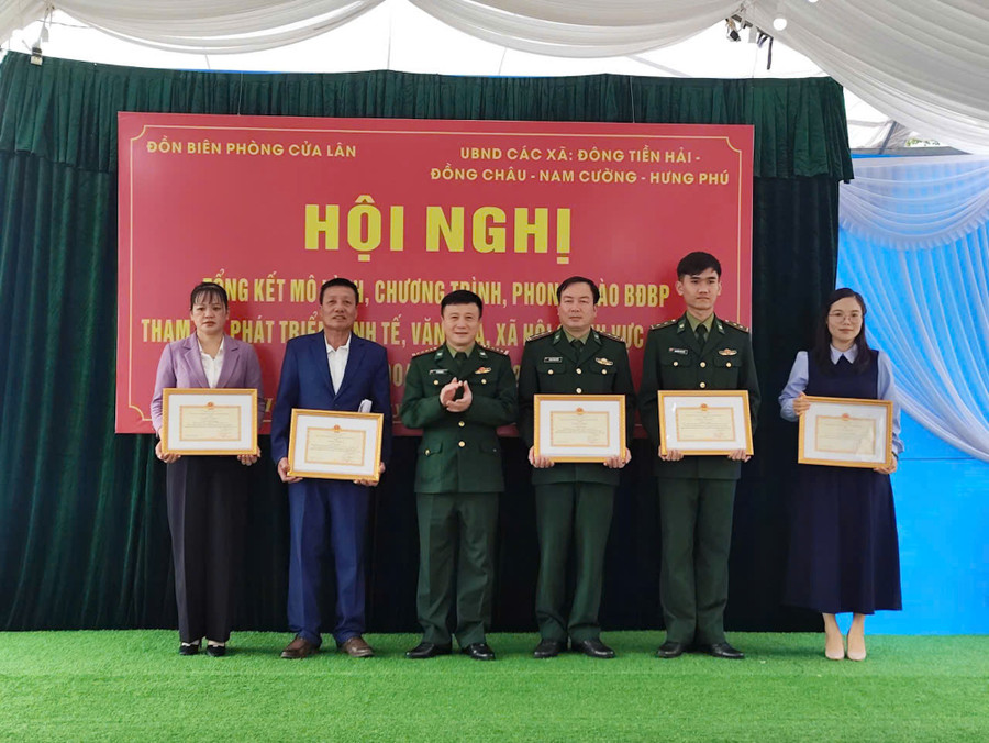 Ban Chỉ huy Bộ đội Biên phòng tỉnh Hưng Yên khen thưởng các 5 cá nhân có thành tích tiêu biểu.