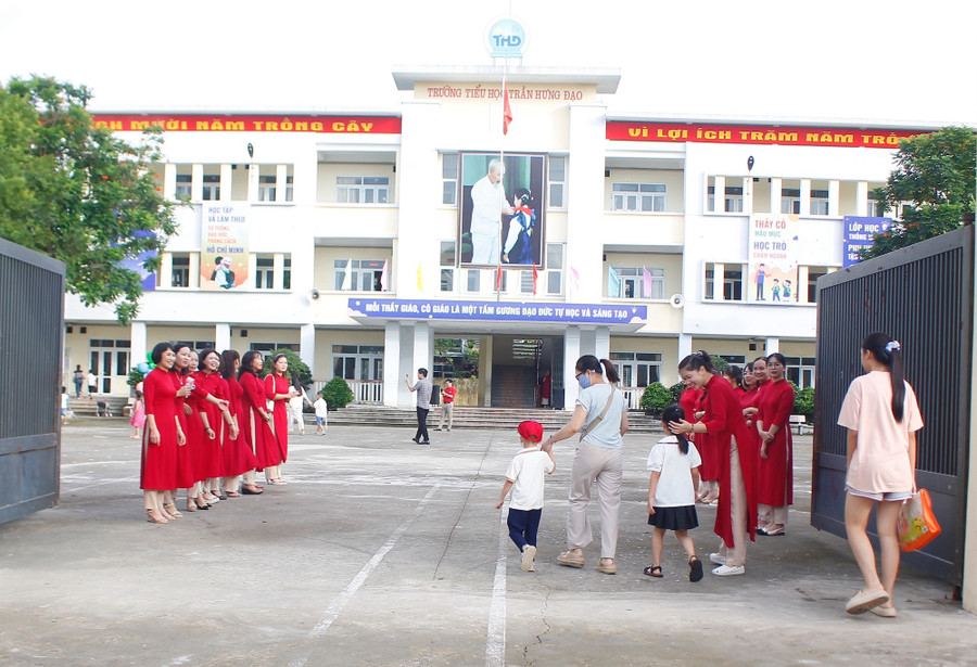 Ban giám hiệu, thầy cô giáo, nhân viên Trường Tiểu học Trần Hưng Đạo xếp thành hai hàng để đón MM886 slot game, bắn cá, lô đề, đá gà. 6.jpg