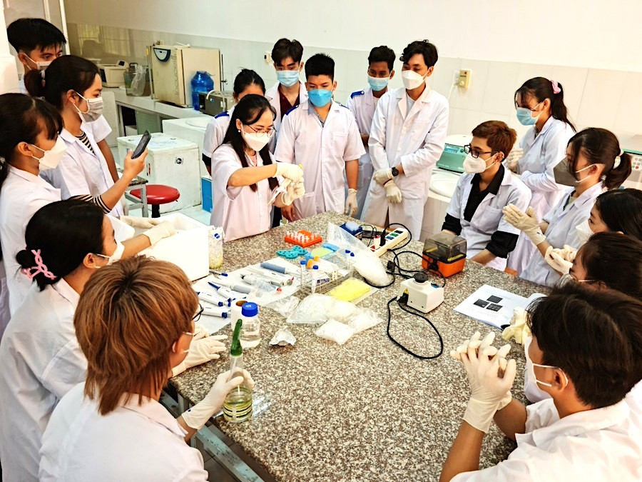 MM888 Việt Nam Tải App ngành Công nghệ sinh học (Trường ĐH Trà Vinh) trong giờ thí nghiệm. Ảnh Quốc Ngữ. anh-quoc-ngu.jpg
