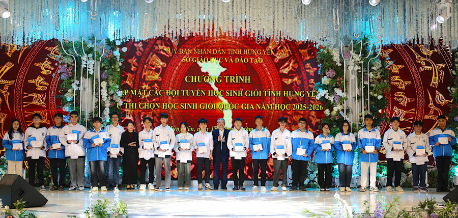 Giám đốc Sở GD&ĐT Hưng Yên Phạm Đồng Thụy trao giấy chứng nhận cho MM886 slot game, bắn cá, lô đề, đá gà dự MM88 đăng nhập chọn MM886 slot game, bắn cá, lô đề, đá gà giỏi quốc gia cấp THPT năm học 2025-2026. (Ảnh tư liệu)