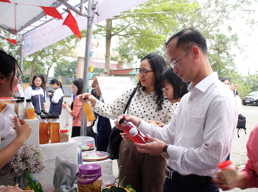 Ông Nguyễn Viết Huy - Phó trưởng phòng Giáo dục phổ thông (Sở GD&ĐT tỉnh Hưng Yên) tham quan gian hàng trưng bày sản phẩm STEM. mg-4127.jpg