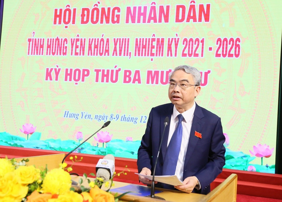Giám đốc Sở GD&ĐT Hưng Yên Phạm Đồng Thụy trình bày các báo cáo, tờ trình của UBND tỉnh trình Kỳ họp. ong-pham-dong-thuy-giam-doc-so-giao-duc-va-dao-tao-trinh-bay-cac-bao-cao-to-trinh-cua-ubnd-tinh-trinh-ky-hop.jpg