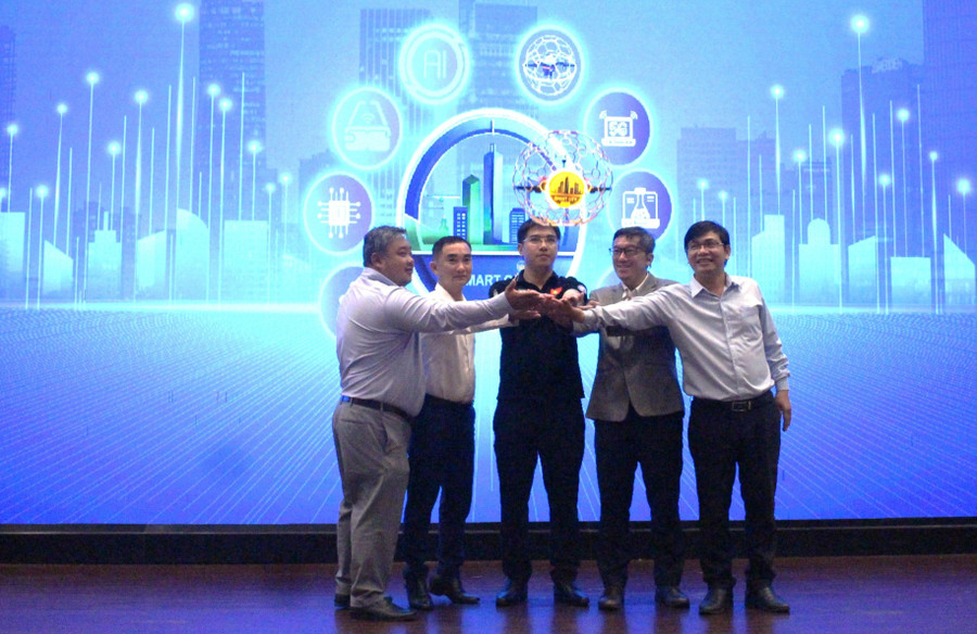 Đại diện các đơn vị tổ chức thực hiện nghi thức công bố cuộc thi Smart City 2025. Ảnh: Phúc Uyên.