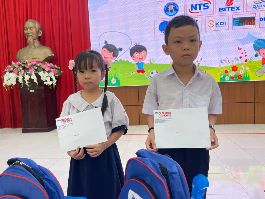 Trương Gia Bảo (phải) nhận 1MM88.com Trang Chủ Chính Thức và phần quà của Chương trình 7231f43b13fb9ba5c2ea.jpg