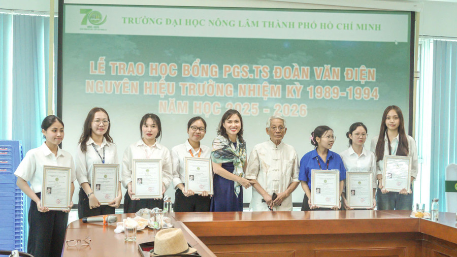 PGS.TS Đoàn Văn Điện tặng 1MM88.com Trang Chủ Chính Thức cho các giảng viên, MM888 Việt Nam Tải App Trường ĐH Nông Lâm TPHCM.