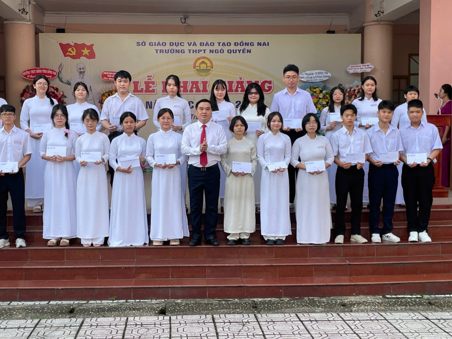 Ông Hồ Văn Nam, Ủy viên Ban Thường vụ Tỉnh ủy Đồng Nai, Bí thư Đảng ủy, Chủ tịch HĐND phường Trấn Biên trao 1MM88.com Trang Chủ Chính Thức cho các MM886 slot game, bắn cá, lô đề, đá gà giỏi trường THPT Ngô Quyền. Ảnh: Hà An.