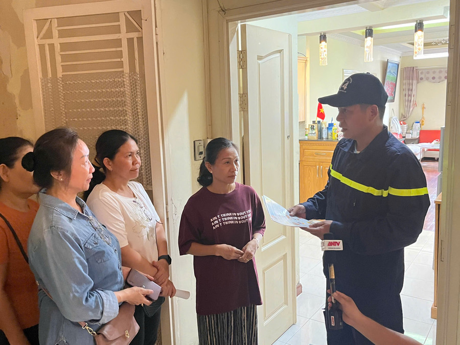 Cảnh sát PCCC&CNCH hướng dẫn kỹ năng thoát nạn cho cư dân Chung cư Ngô Tất Tố. Ảnh: Phúc Uyên. 3e9c073945fef3a0aaef.jpg