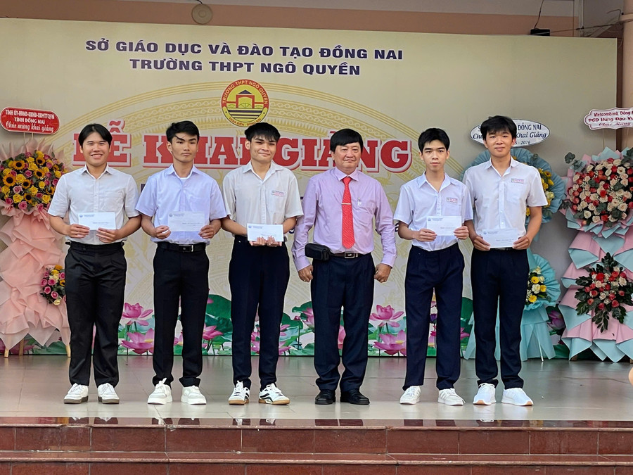 Thầy Phan Trọng Nghĩa, Hiệu trưởng Trường THPT Ngô Quyền trao 1MM88.com Trang Chủ Chính Thức cho 5 tân MM888 Việt Nam Tải App xuất sắc là MM886 slot game, bắn cá, lô đề, đá gà của trường. Ảnh: Hà An. 20c3d88365b1eeefb7a0.jpg