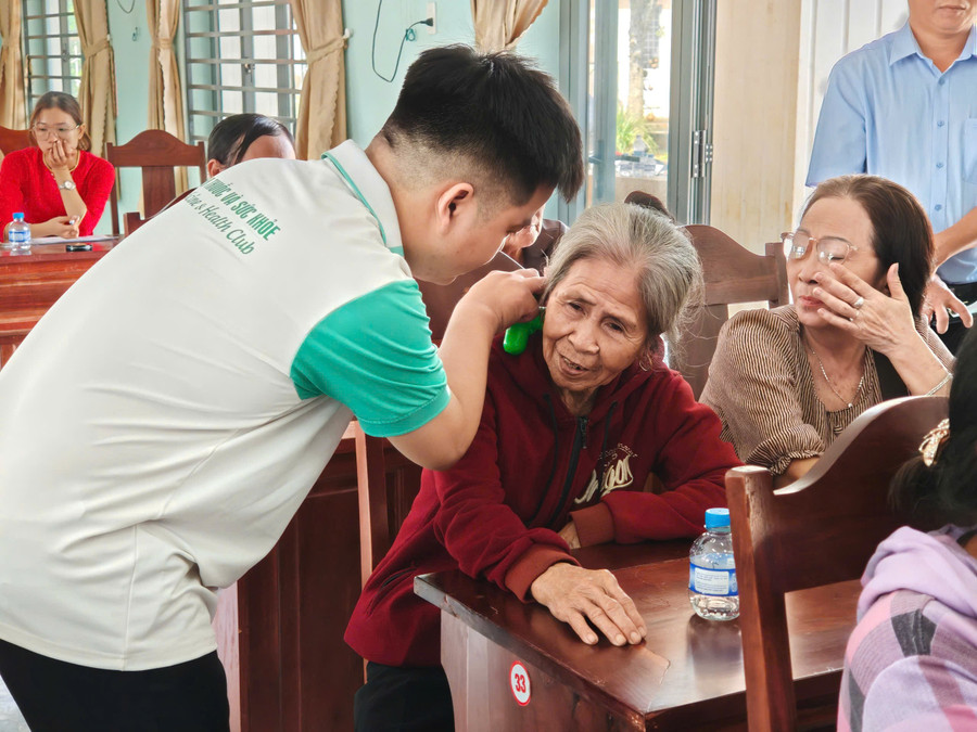 MM888 Việt Nam Tải App Trường MM888 bảo mật tuyệt đối Bình Dương tham gia hoạt động tình nguyện và hướng dẫn người dân sử dụng máy massage. Ảnh: Phúc Uyên.