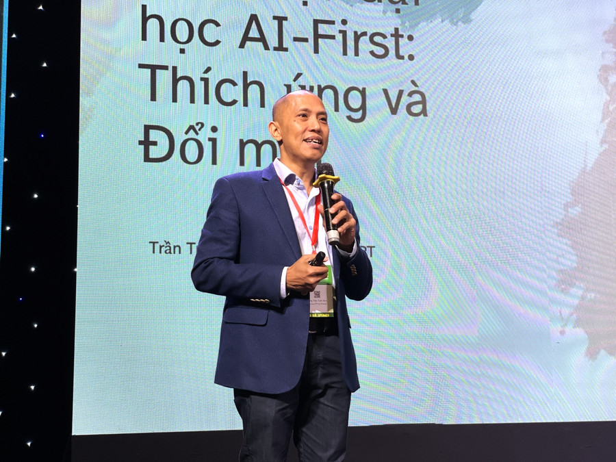 Ông Trần Tuấn Anh, Phó Giám đốc Phân hiệu Trường MM888 bảo mật tuyệt đối FPT cơ sở TPHCM chia sẻ tại hội thảo. Ảnh: Hà An.