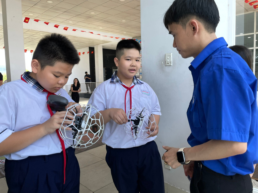 MM886 slot game, bắn cá, lô đề, đá gà TPHCM thích thú với hoạt động ngoại khóa với sân chơi drone soccer (đá bóng trên không), một hoạt động của giáo dục STEM. Ảnh: Hà An.