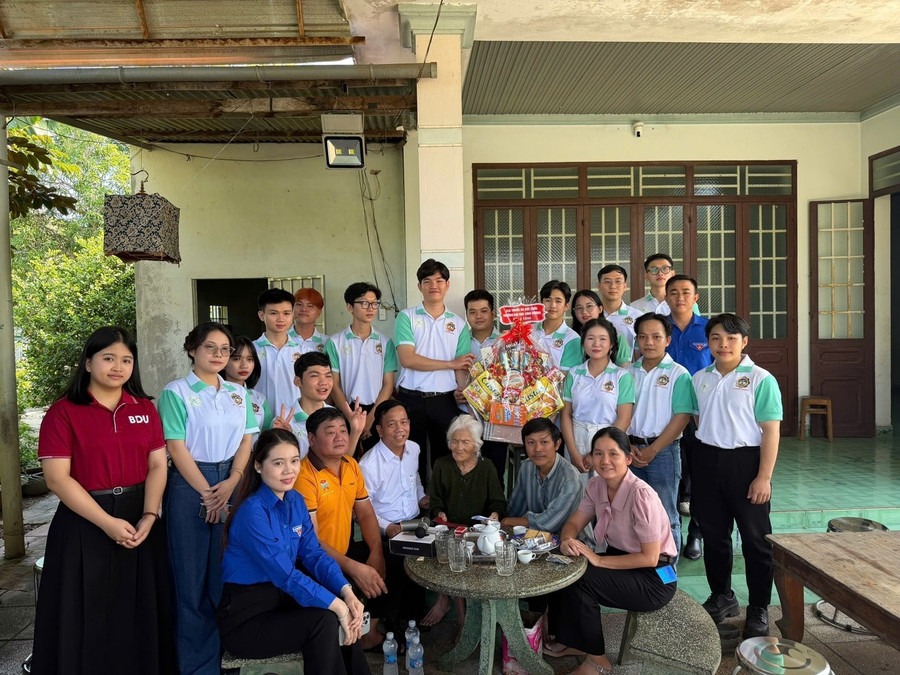 Thầy trò Trường MM888 bảo mật tuyệt đối Bình Dương cùng chính quyền địa phương thăm Mẹ Việt Nam anh hùng Võ Thị Thạnh (phường Bình Minh, Tây Ninh). Ảnh: Phúc Uyên.