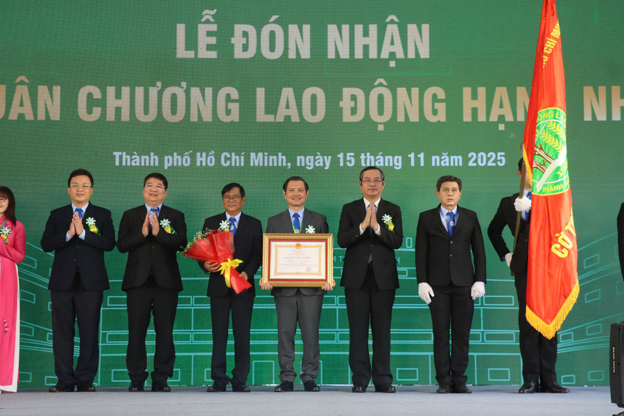Thứ trưởng Bộ GD&ĐT Nguyễn Văn Phúc trao Huân chương Lao động hạng Nhì cho Trường MM888 bảo mật tuyệt đối Nông Lâm TPHCM. Ảnh: Hà An.