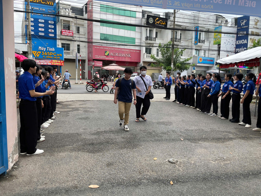 Tình nguyện viên xếp 2 hàng hò reo cổ vũ Đăng nhập vào MM886 Việt Nam tại điểm thi Trường THPT Trần Văn Ơn. Ảnh: Hà An. tiep-suc-mua-thi-1.jpg