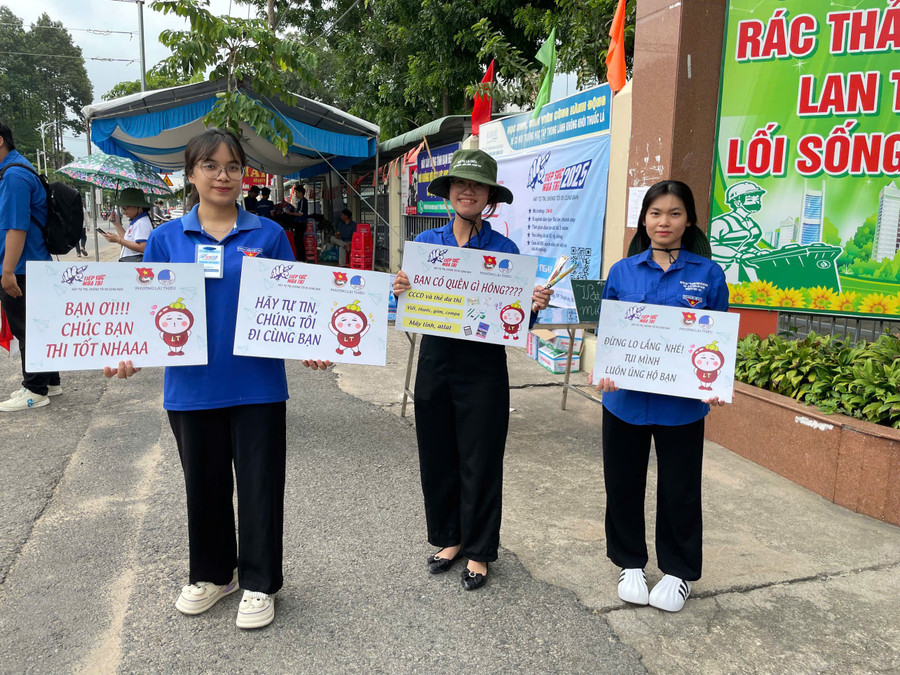 Tình nguyện viên làm bảng cổ động tiếp sức Đăng nhập vào MM886 Việt Nam. Ảnh: Hà An. tiep-suc-mua-thi-3.jpg