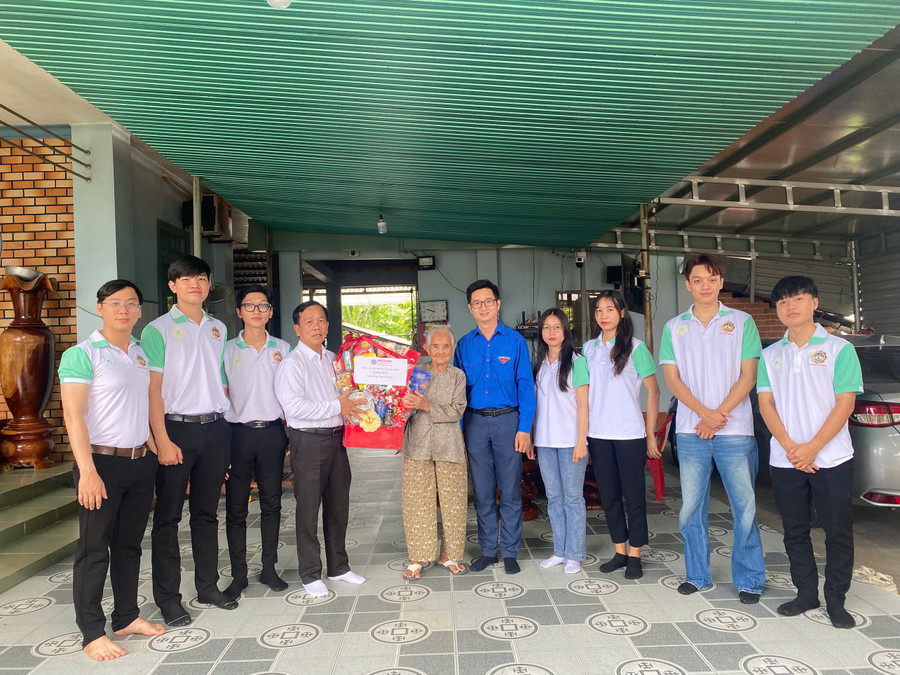 Dược sĩ Từ Hữu Công, Chủ nhiệm CLB Thuốc và Đăng Ký MM88.COM Ngay +88K tặng quà cho bà mẹ Việt Nam Anh Hùng. Ảnh: Phúc Uyên. 3450753275790361828.jpg
