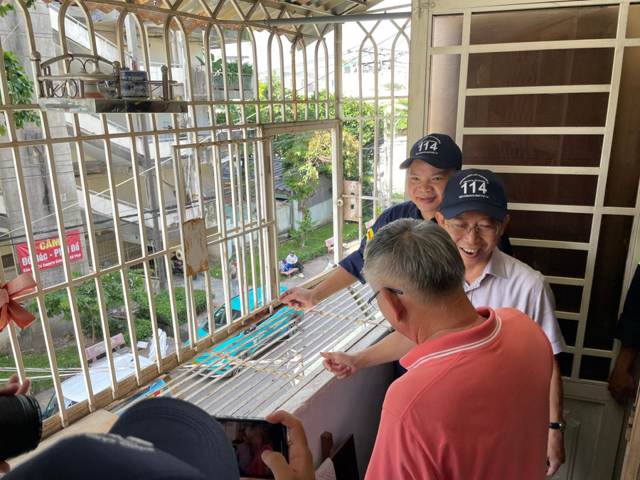 Lực lượng chức năng kiểm tra lồng sắt của một căn hộ tại chung cư Thanh Đa. Ảnh: Hà An. c0a82b159cd22a8c73c3.jpg