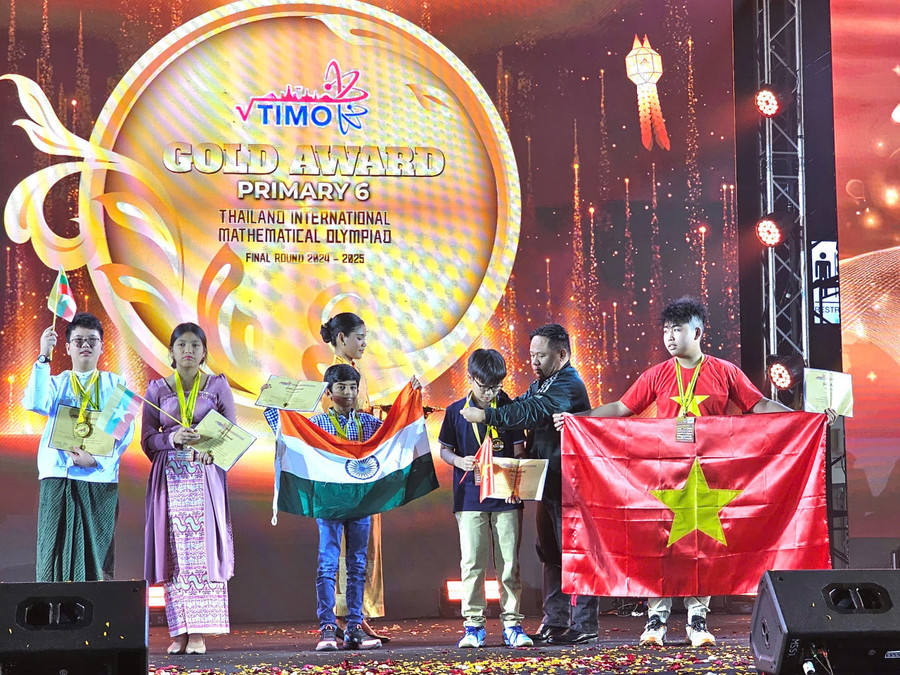 Em Đoàn Tuấn Nghĩa (ngoài cùng bên phải ảnh) giành Huy chương vàng tại MM88 đăng nhập Olympic Toán học Quốc tế TIMO năm 2025 được tổ chức tại Thái Lan. hd.jpg