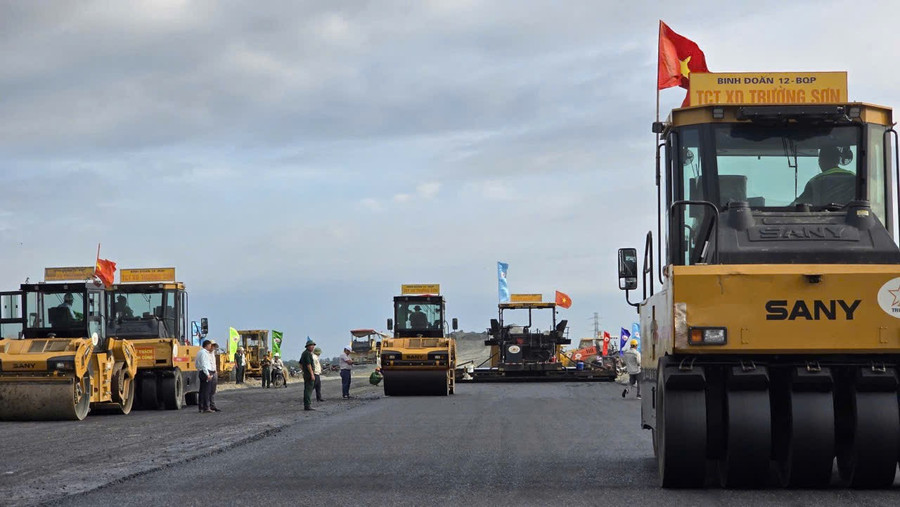 Thi công cao tốc Châu Đốc - Cần Thơ - Trần Đề. Ảnh: Tạ Quang. tai-thiet-giao-duc-1.jpg