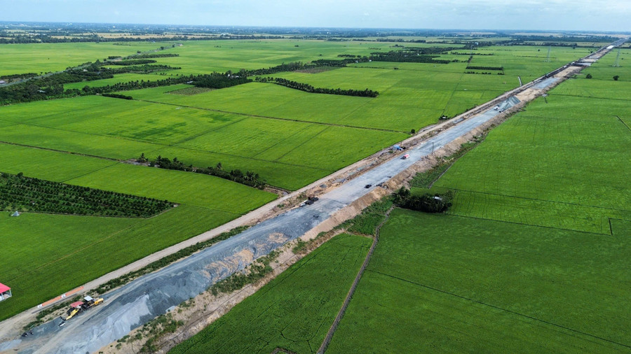 Tuyến cao tốc Châu Đốc – Cần Thơ – Trần Đề đang được hoàn thiện. Ảnh: Tạ Quang. tai-thiet-giao-duc-2.jpg