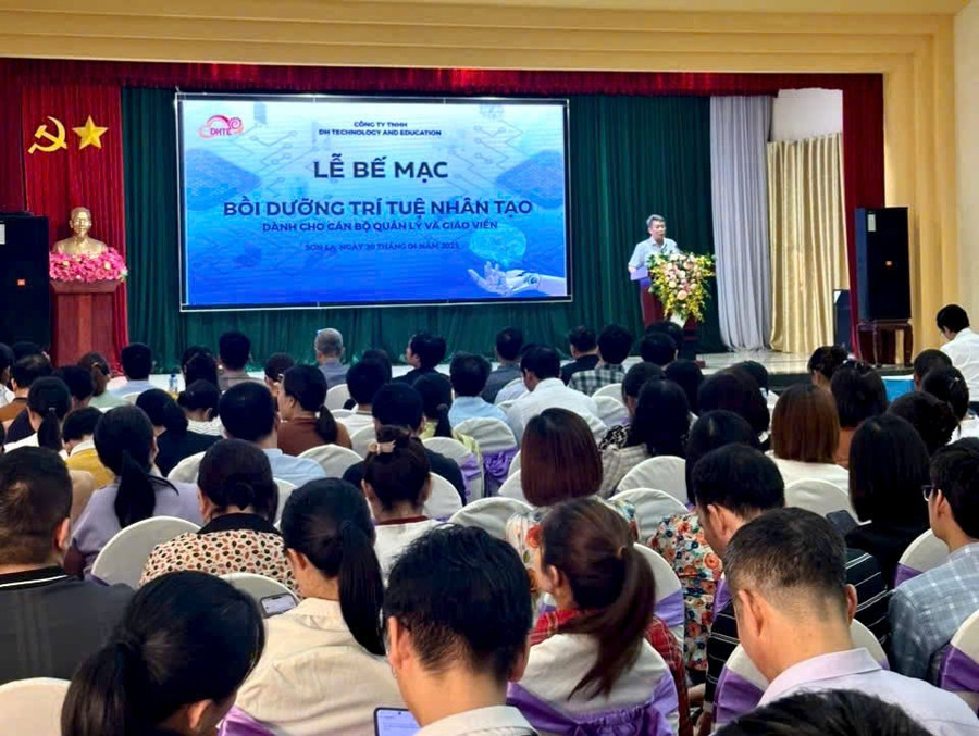 Các cán bộ quản lý, Trung Tâm Đăng Nhập MM88 Chính Thức Mới tham gia buổi bế mạc tập huấn ứng dụng AI. z6526450672098-da69d1d313c36d1dc641045f94372ca1.jpg