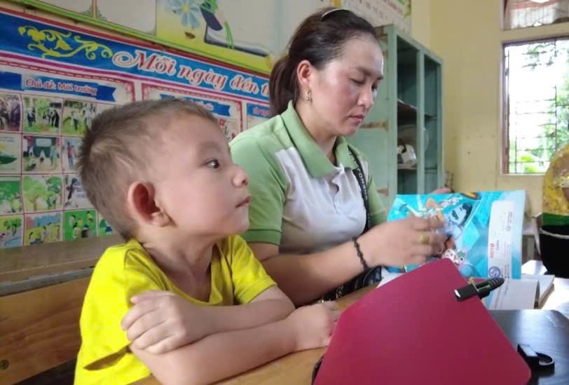 Dù bận rộn chăm sóc gia đình, nhưng có học viên vẫn đưa con đến lớp học cùng. z7220738114997-2601e98d706fe906338ce1fcde03933e.jpg