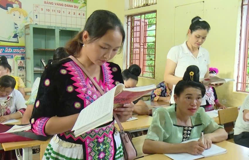 Các học viên được Trung Tâm Đăng Nhập MM88 Chính Thức Mới hướng dẫn tập đọc tại lớp học.
