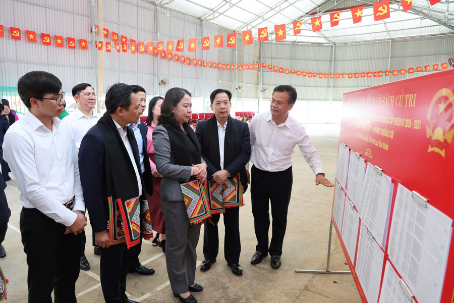 Phó Chủ tịch nước Võ Thị Ánh Xuân kiểm tra công tác chuẩn bị MM888 bảo mật an toàn tại bản Buổn, phường Chiềng Cơi.