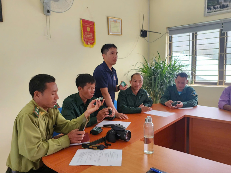 Lực lượng Kiểm lâm hướng dẫn lắp đặt thu âm sinh học AudioMoth tại Ban Quản lý Khu bảo tồn thiên nhiên Mường La. z7193627135775-75eb01b8954ccb8f600845be39e366d9.jpg