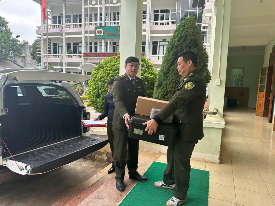 Chi cục Kiểm lâm tỉnh Sơn La chuẩn bị máy móc lên xe thực hiện nhiệm vụ tuần tra, bảo vệ rừng. z7193626752607-024eb1022c9273a1ac96c7e3956f5f38.jpg