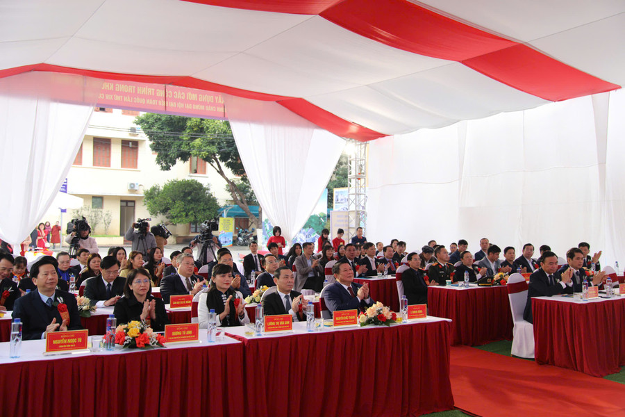 Các đại biểu dự lễ khởi công Dự án cải tạo, xây dựng mới các công trình trong khuôn viên Tỉnh ủy Sơn La. z7342431893800-569e6fb5d709799f4aeb4d1b48599eab.jpg