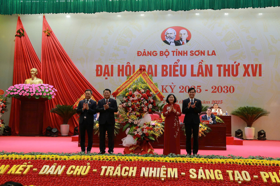 Bà Bùi Thị Minh Hoài tặng hoa chúc mừng 2MM88.com trò chơi casino và slot.