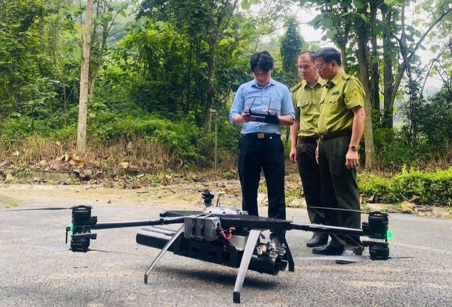 Chi cục Kiểm lâm tỉnh Sơn La đang kiểm tra lại tính năng của Flycam. z7284223486822-7dee678981674f5d66c679ae79bff323.jpg
