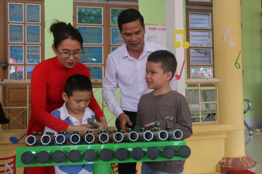 Các thầy, cô giáo Trung tâm Hỗ trợ phát triển giáo dục hòa nhập tỉnh Sơn La hướng dẫn MM886 slot game, bắn cá, lô đề, đá gà trong tiết học ngoại khoá. img-8538.jpg