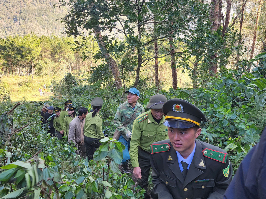 Dù địa bàn rộng, đồi núi chia cắt nhưng lực lượng Kiểm lâm vẫn nhiệt huyết, trách nhiệm trong công việc tuần tra rừng. z7259923797351-4b4822917777d4464bb261190a38c105.jpg
