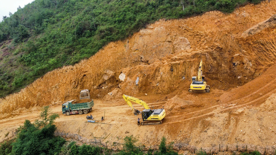 Ban Quản lý bảo trì đường bộ tỉnh Sơn La huy động máy móc sửa chữa đường trong mùa mưa lũ. z6793308328368-31e198fa99287e2d698f26c11600ab2a.jpg