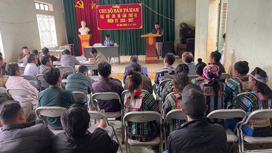Ban Quản lý Khu bảo tồn thiên nhiên Mường La, phối hợp với chính quyền tuyên truyền đến người dân bảo vệ rừng. z6337756799253-7ba0e2c1023f50b4f55ad9efe5b0a8fb.jpg