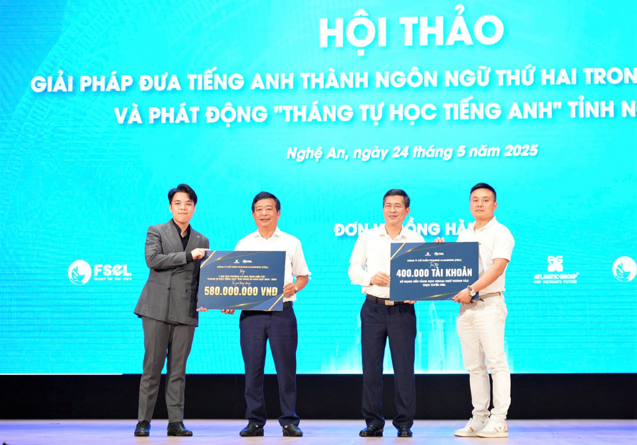 Đơn vị tài trợ tặng 400.000 tài khoản FSEL để hỗ trợ phong trào tự học tiếng Anh của MM886 slot game, bắn cá, lô đề, đá gà Nghệ An. Ảnh: Hồ Lài tieng-anh-thanh-ngon-ngu-thu-2-trong-truong-hoc-5.jpg