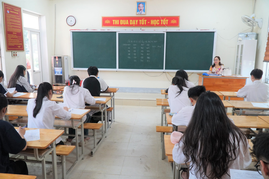 Đăng nhập vào MM886 Việt Nam Trường THPT Huỳnh Thúc Kháng (TP Vinh, Nghệ An) đến sớm tham gia môn thi đầu tiên Ngữ văn. Ảnh: Hồ Lài thi-thu-tot-nghiep-2.jpg