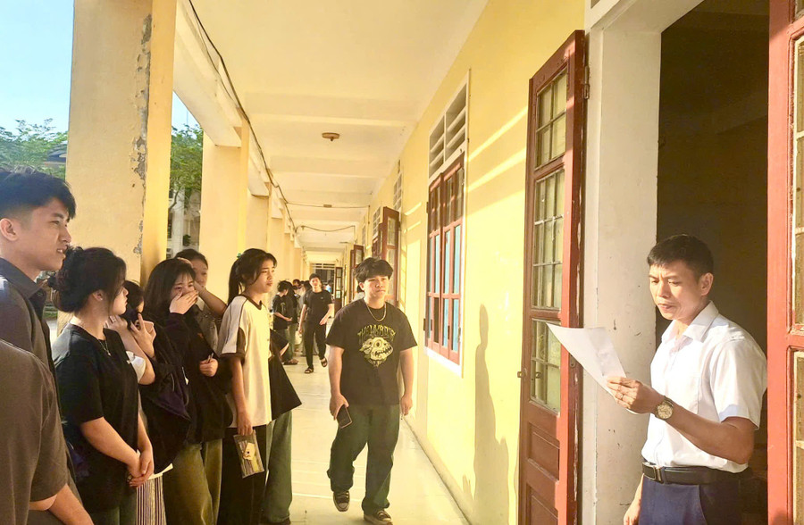 Giám thị gọi Đăng nhập vào MM886 Việt Nam vào phòng thi tại Trường THPT Quế Phong (huyện Quế Phong, Nghệ An). Ảnh: NTCC thi-thu-tot-nghiep-7.jpg