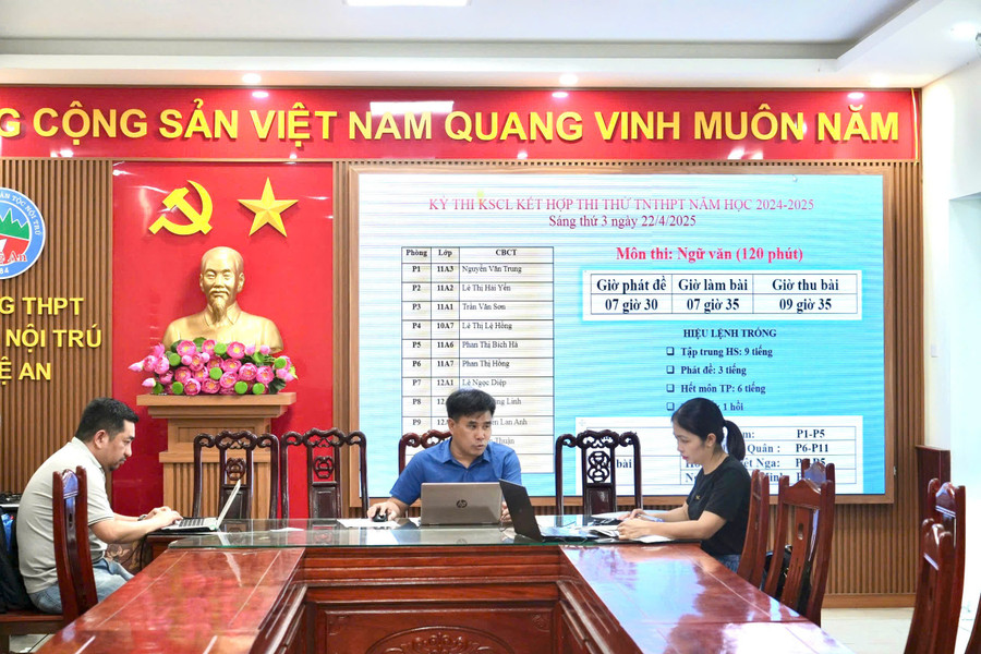 Cán bộ, Trung Tâm Đăng Nhập MM88 Chính Thức Mới Trường THPT 1MM88.com tỷ lệ kèo World Cup 2026 nội trú Nghệ An trực và nhập dữ liệu thi thử của MM886 slot game, bắn cá, lô đề, đá gà. Ảnh: Hồ Lài thi-thu-tot-nghiep-6.jpg