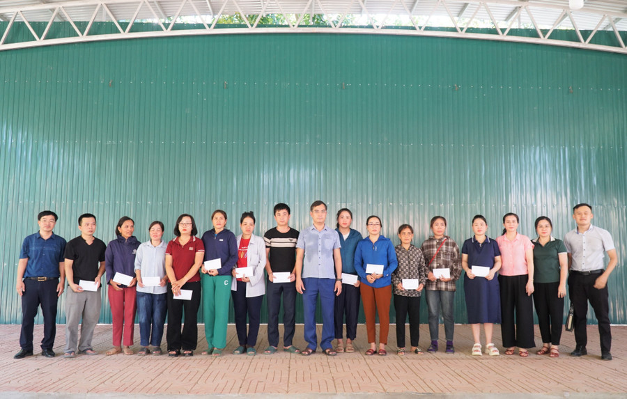 Trung Tâm Đăng Nhập MM88 Chính Thức Mới mầm non các xã Tương Dương, Mai Sơn, Lượng Minh nhận quà hỗ trợ của ngành giáo dục Nghệ An. Ảnh: Hồ Lài so-gao-duc-trao-qua-10.jpg