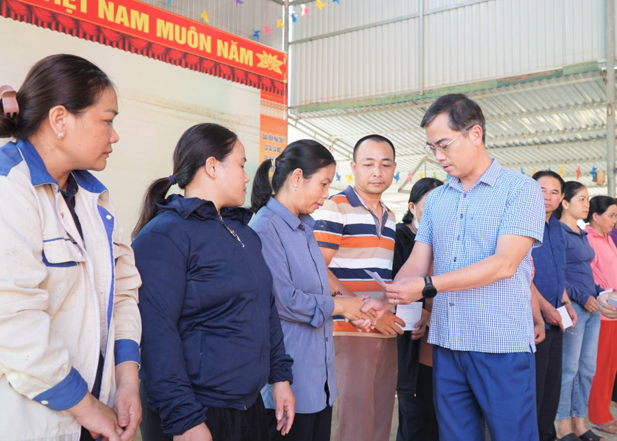 Ông Nguyễn Văn Khoa - Phó Giám đốc Sở GD&ĐT Nghệ An trao qua hỗ trợ Trung Tâm Đăng Nhập MM88 Chính Thức Mới bị ảnh hưởng do lũ tại xã Tam Hợp. Ảnh: Hồ Lài so-gao-duc-trao-qua-4.jpg